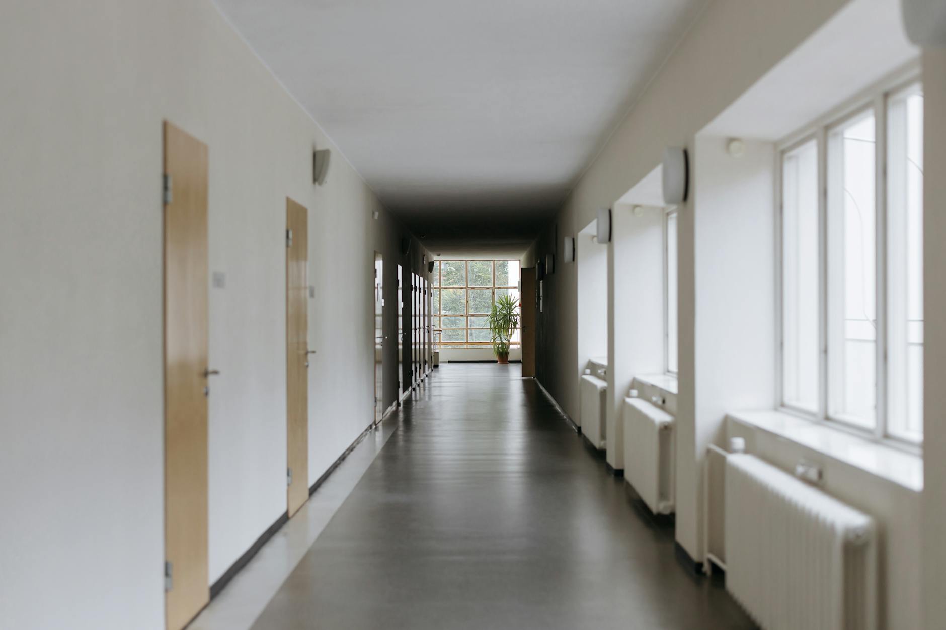 Jasny nowoczesny korytarz z dużymi oknami i światłem na podłodze
