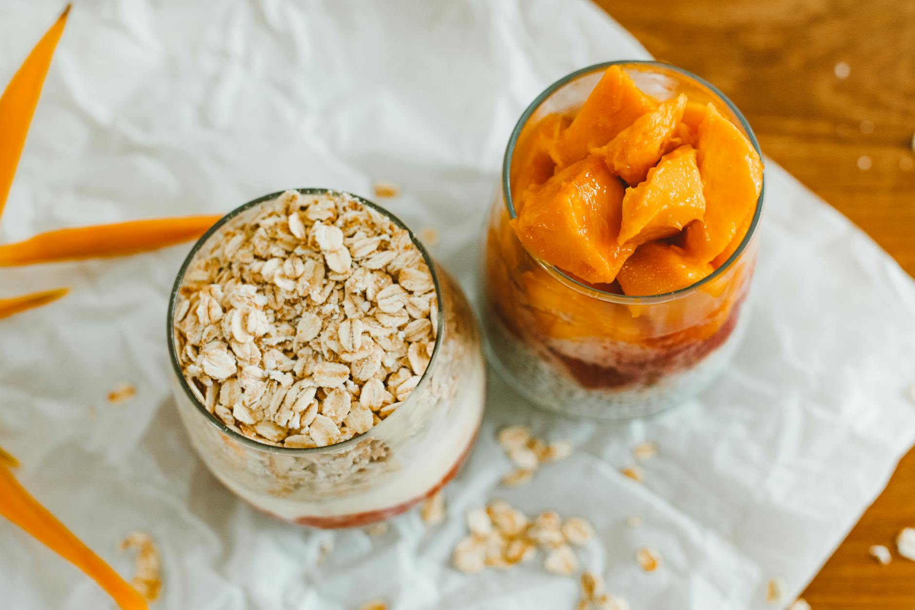 Deser z mango i płatkami owsianymi w szklankach, widok z góry