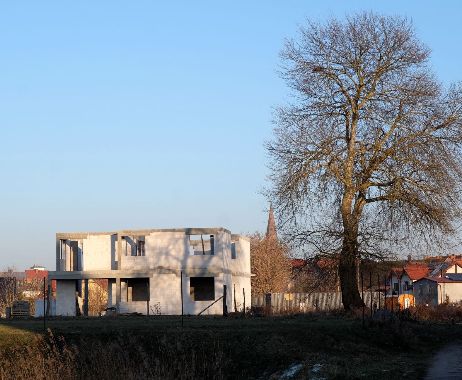 Materiały ognioodporne w domu jednorodzinnym: ściany, stropy, izolacje i obudowy kominka