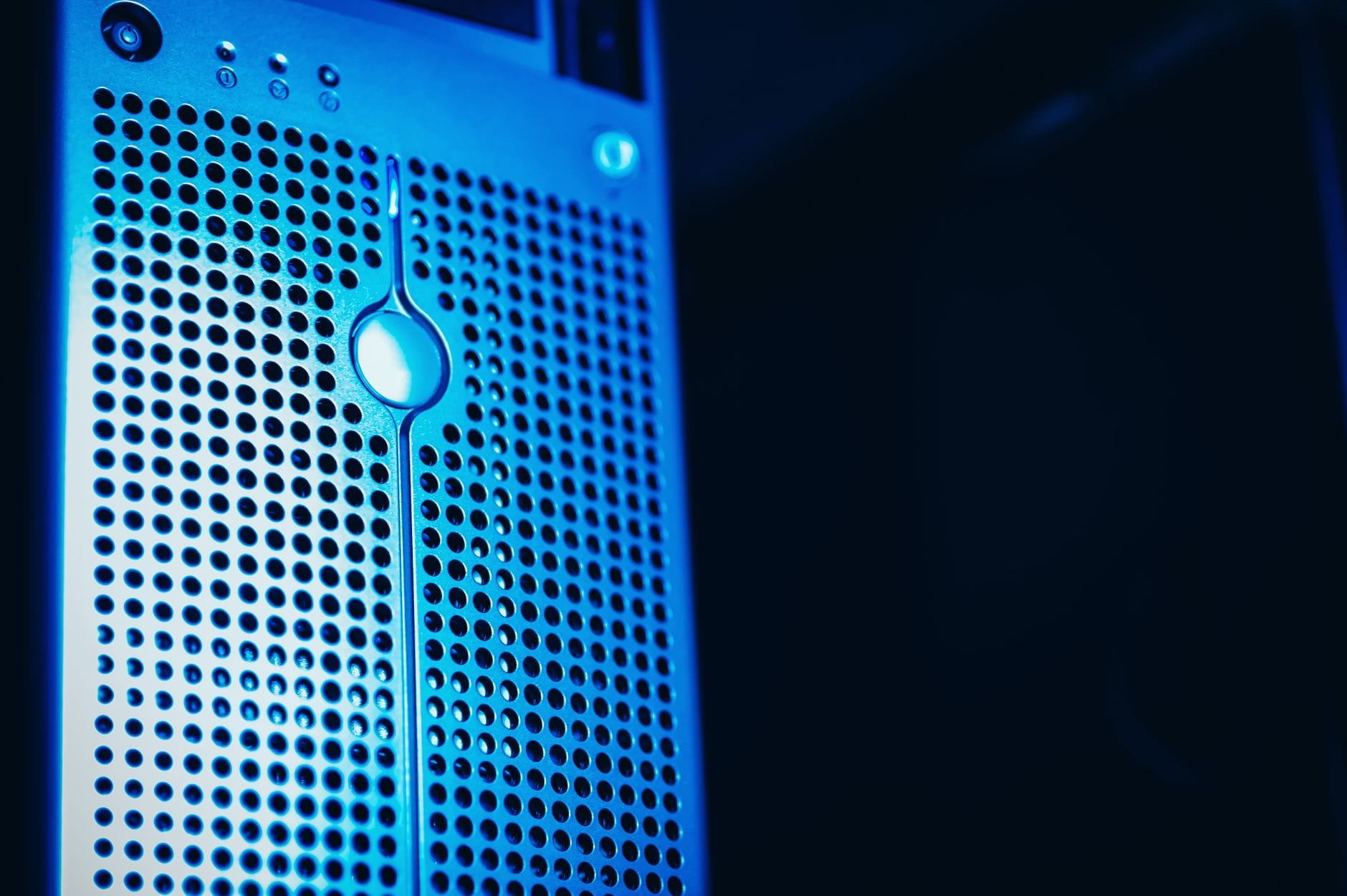 Nowoczesna szafa serwerowa z niebieskim podświetleniem w data center